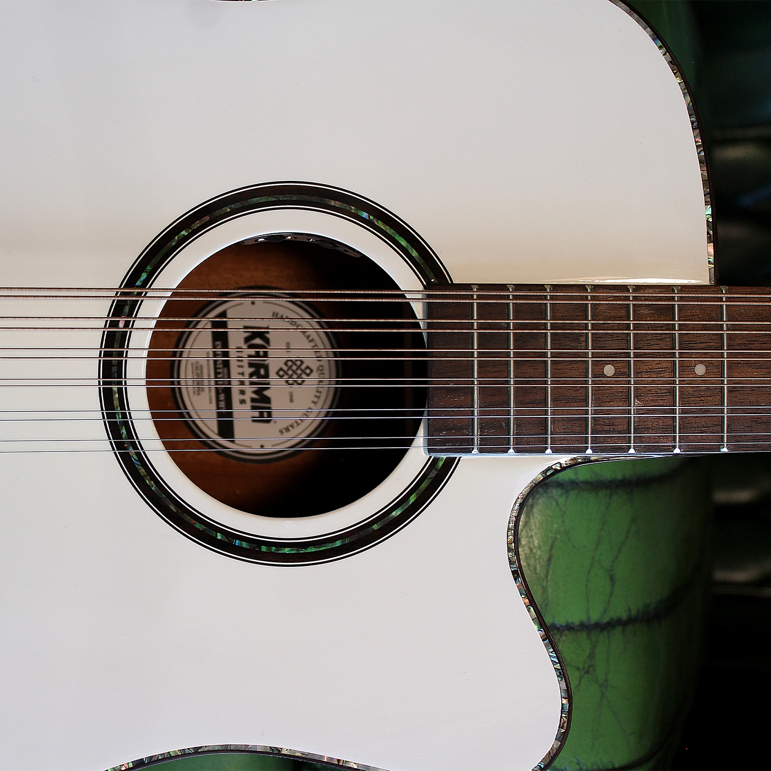 Karma INFINITY Docerola (Zurda) 12-WHI + ESTUCHE RÍGIDO