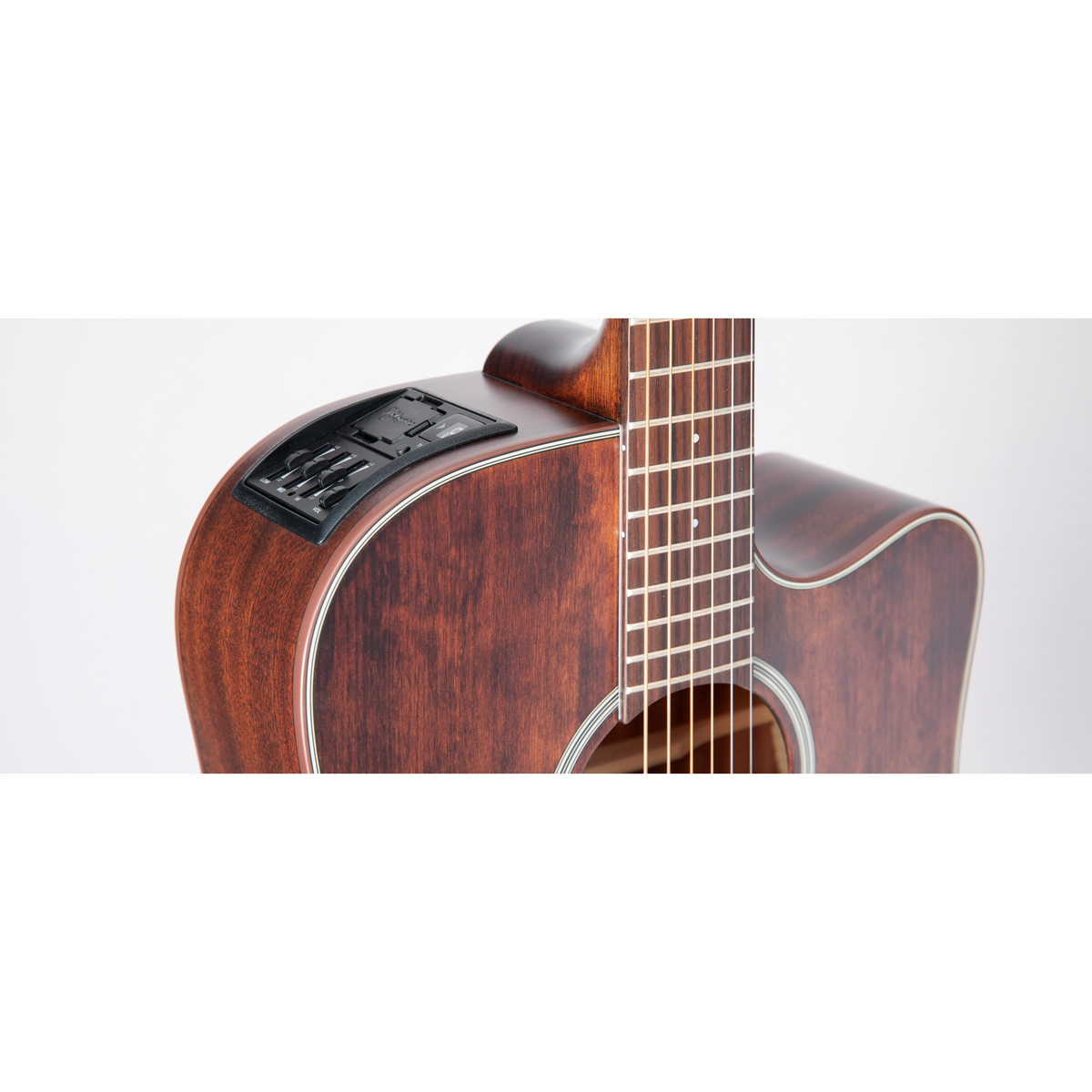 Detalle del corte y preamp de la guitarra Takamine GD21CE